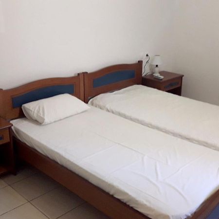 Theofilos Appartements Livadi  Bilik gambar